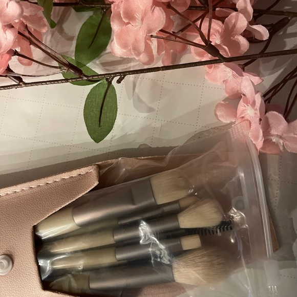 New Makeup 8 Brush Set in Cotton Candy Pink Case - Perfect Mother’s Day Gift 🍑 - Picture 5 of 6